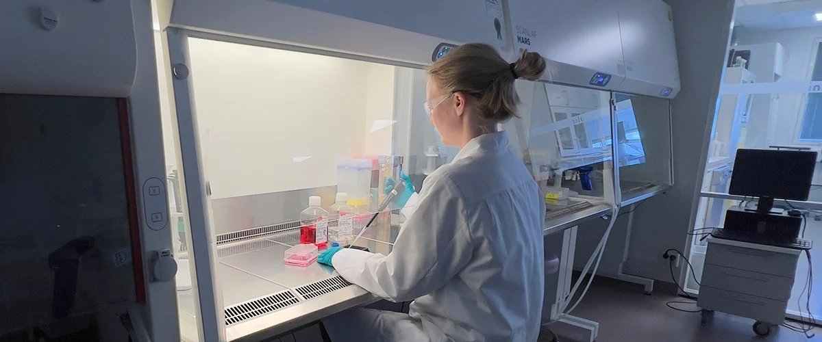 Arbeid med celleprøver i helseeffektlaboratoriet